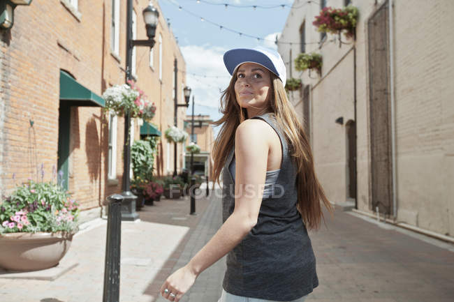 Frau läuft durch Stadt — Stockfoto