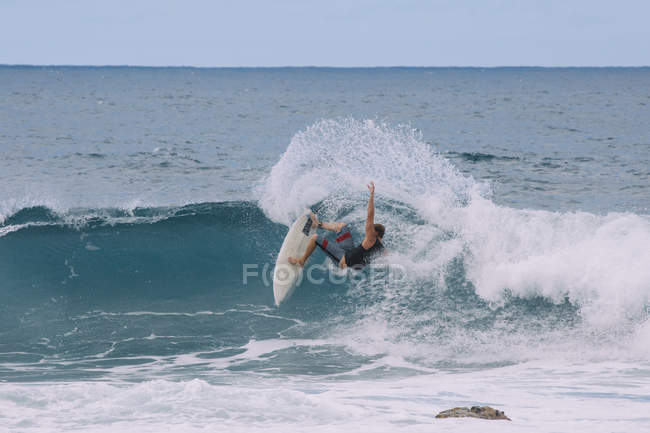 Hombre surfeando, Hawaii - foto de stock