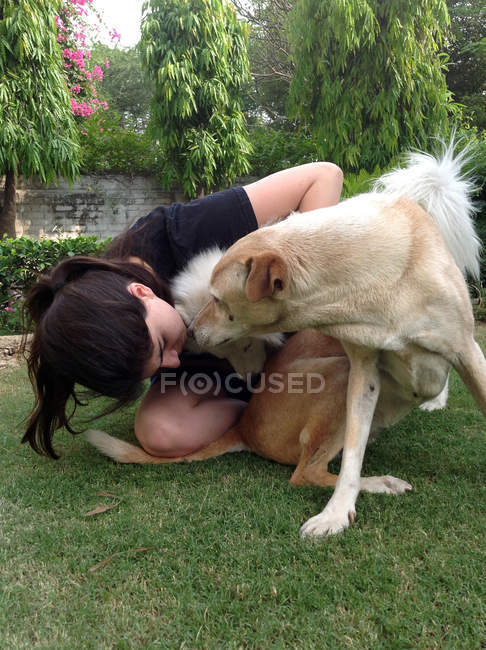 Mulher brincando com cães — Fotografia de Stock