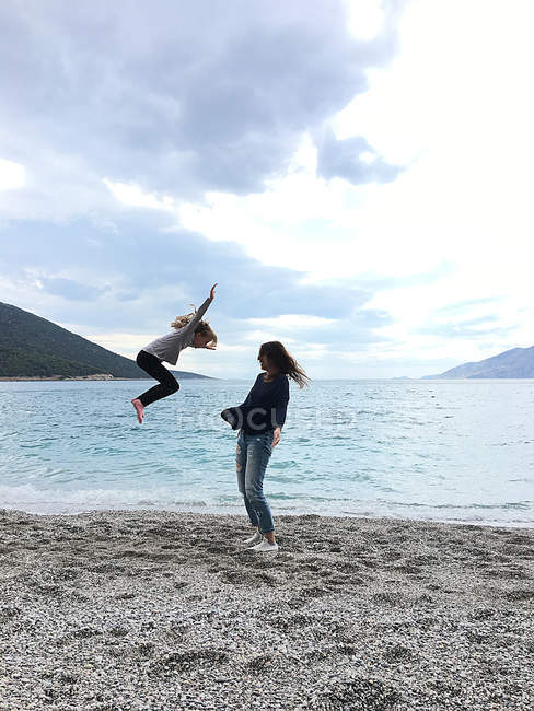 Zwei Mädchen tummeln sich am Strand — Stockfoto
