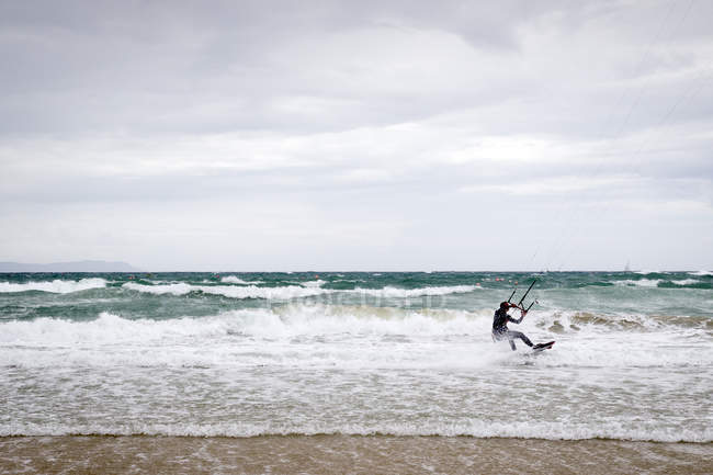 Людина кайт-серфінг — стокове фото