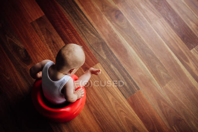 Menino sentado no assento do bebê — Fotografia de Stock