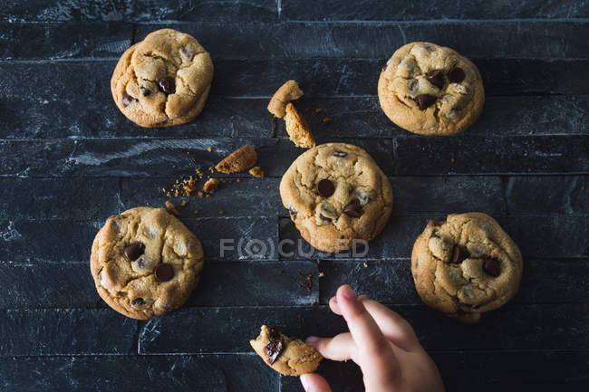 Fille prenant cookie — Photo de stock