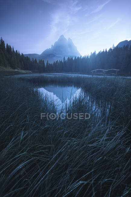 Montagna riflessa nel lago — Foto stock