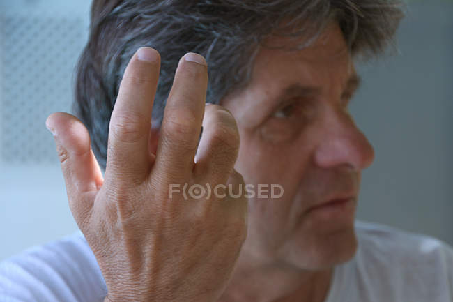 Hombre hablando y haciendo gestos con la mano - foto de stock