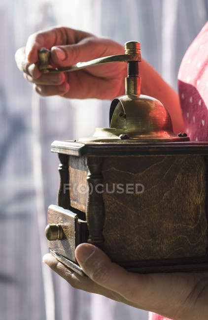 Женщина, шлифующая кофе — стоковое фото