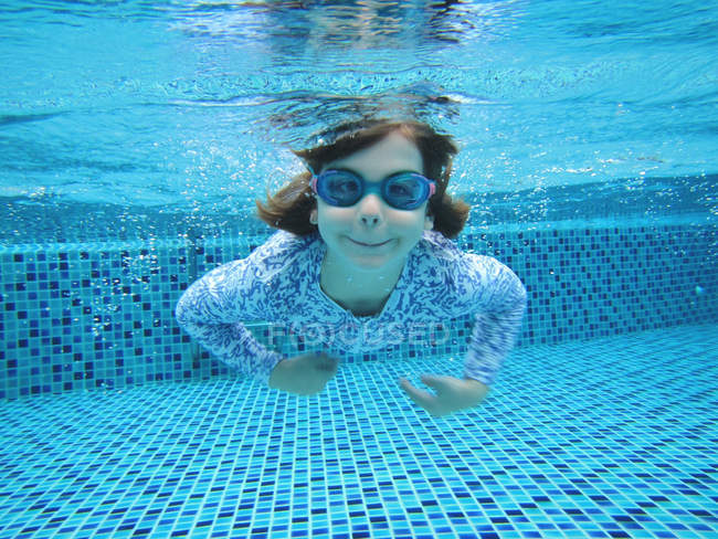 Fille nager dans la piscine — Photo de stock