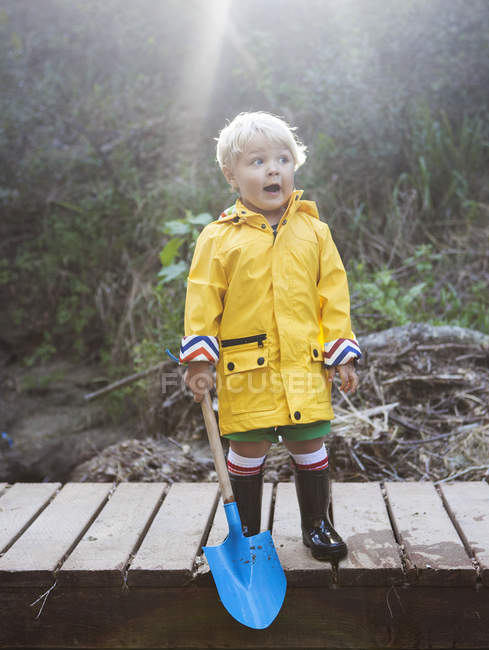 Toddler boy standing on jetty — Stock Photo