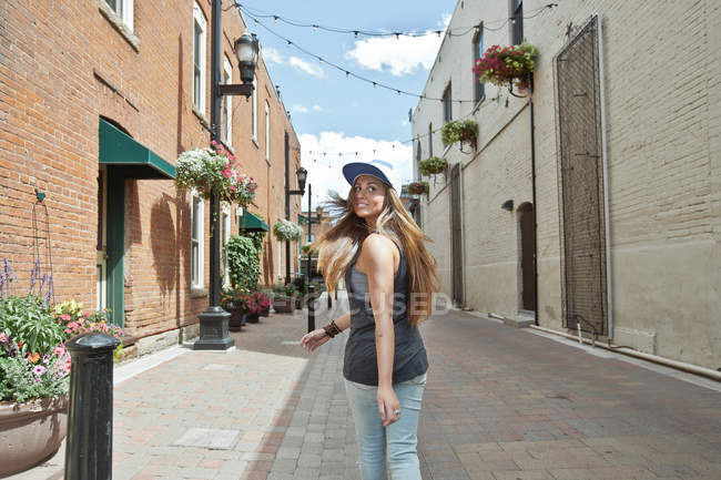 Woman walking and looking over shoulder — Stock Photo