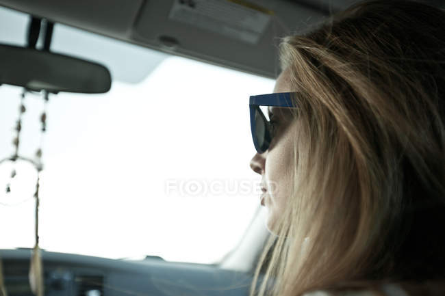 Frau mit Sonnenbrille fährt Auto — Stockfoto