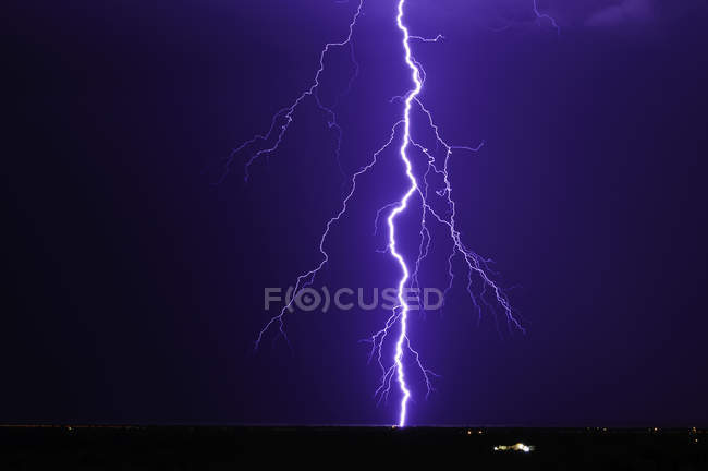Condado de Maricopa, majestuoso y poderoso rayo sobre Tonopah, Arizona, EE.UU. - foto de stock