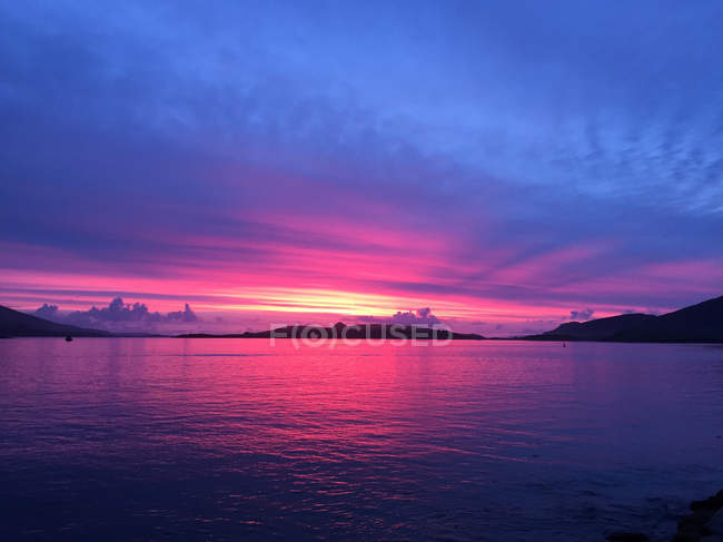 Vista panorámica del atardecer púrpura, Isla Valentia, Condado de Kerry, Irlanda - foto de stock