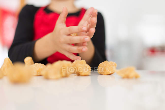 Primo piano del ragazzo che fa i biscotti in cucina — Foto stock
