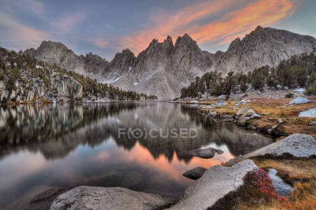 Estados Unidos, California, Sierra Nevada Cordillera, Reflexiones nocturnas de Kearsarge Pinnacles - foto de stock