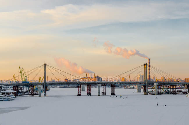 Промышленный вид Киева зимой, Украина — стоковое фото