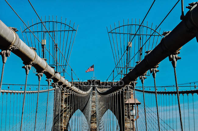 Бруклінський міст з прапором США, Нью-Йорк штату Нью-Йорк — стокове фото