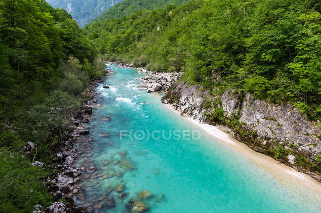 Malerischer Blick auf den Fluss, der durch das Soca-Tal fließt, Tolmin, Slowenien — Stockfoto