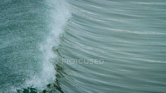 Vista panorámica de la hermosa ola azul - foto de stock