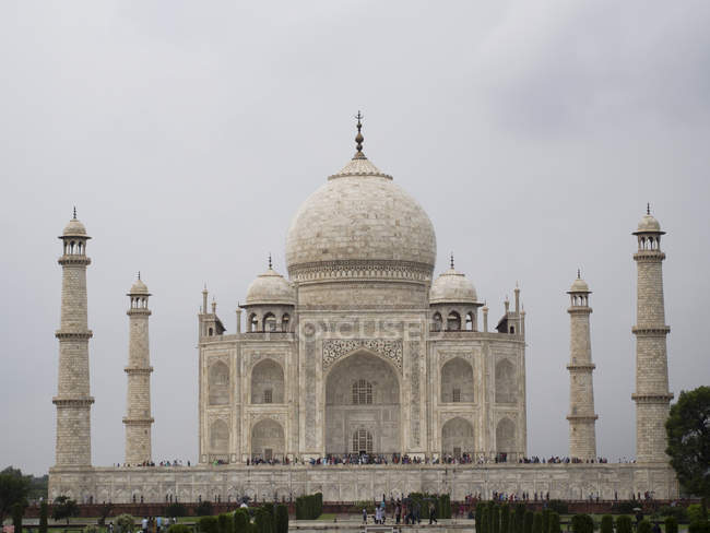 Une vue en perspective sur Taj Mahal avec des touristes à pied, Agra, Inde — Photo de stock