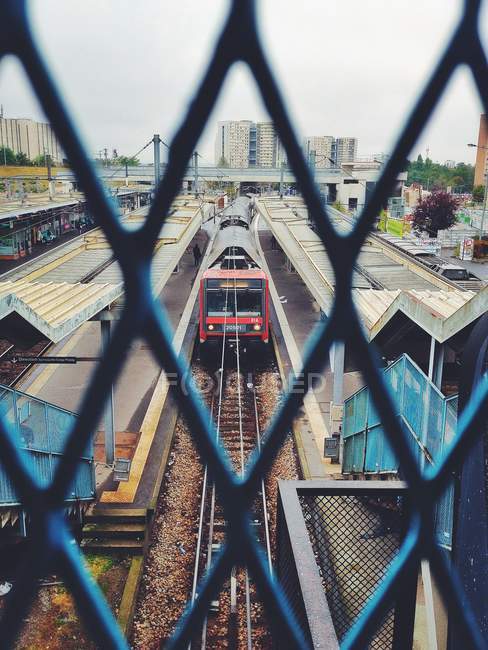 Трейн на железнодорожной станции, Франция — стоковое фото