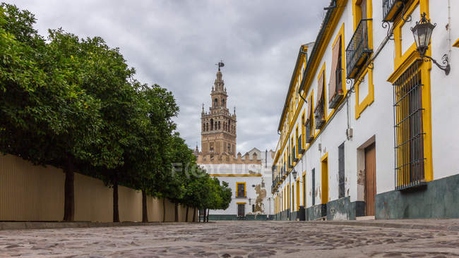 Vista panorâmica da rua tradicional, Sevilha, Espanha — Fotografia de Stock