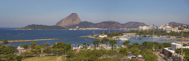 Vista panorámica de la montaña SugarLoaf y la bahía de Guanabara, Río de Janeiro, Brasil - foto de stock