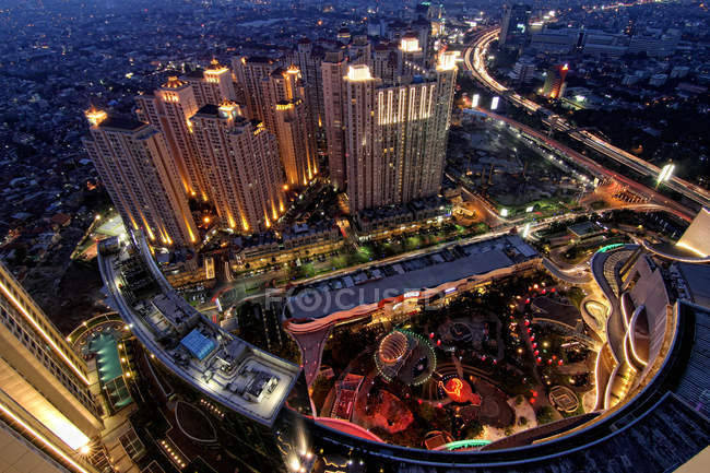 Majestuoso paisaje urbano nocturno visto desde la Torre Alaina, Letjen S Parman, Daerah Khusus Ibukota Yakarta, Región Capital Especial de Yakarta, Indonesia - foto de stock