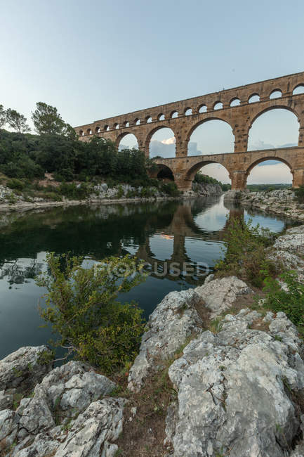 Vue panoramique sur l'aqueduc du Pont du Gard, France — Photo de stock