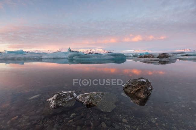 Vista panorámica de la laguna glaciar, Jokulsarlon, Islandia - foto de stock