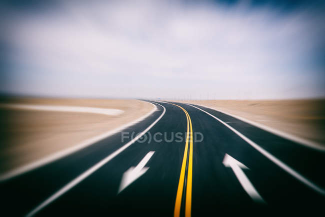 Scenic view of empty road, Dunhuang, Gansu, China — Stock Photo