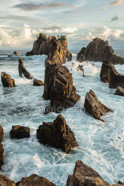 Индонезия, Лампунг, живописный вид на величественные скалы в море — стоковое фото