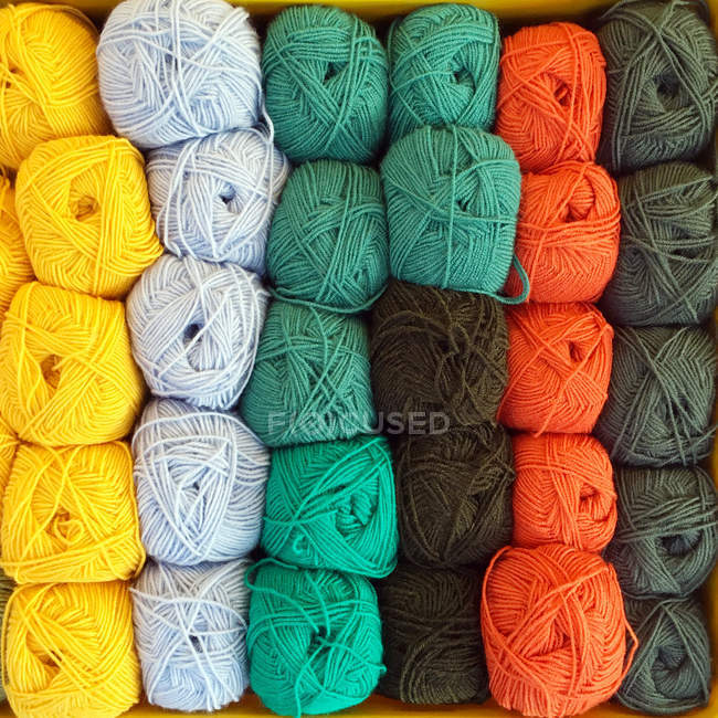 Vista aérea de bolas de colores de lana - foto de stock