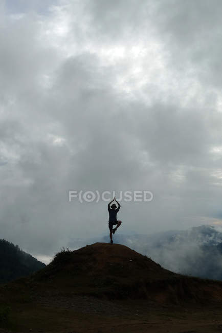 Мальовничий вид на людину в йоги пози, Непал — стокове фото