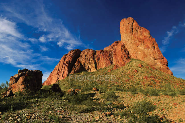 EUA, Arizona, Condado de La Paz, Courthouse Rock, Banco de Abordagem e Formação de Rochas de Banco Julgado — Fotografia de Stock