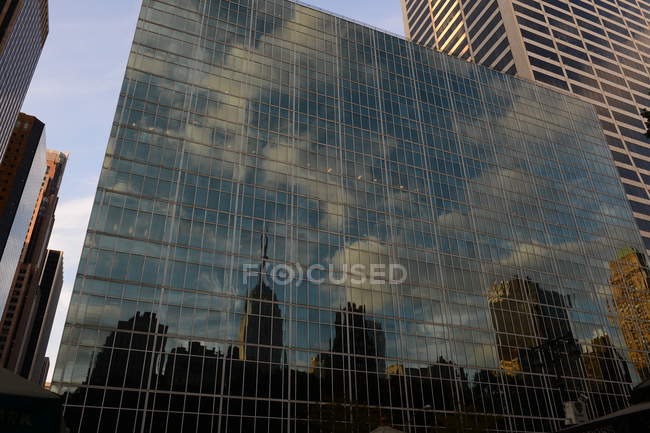 Відображення Емпайр-Стейт-Білдінг і skyline в будівлі фасаду, Нью-Йорк, США — стокове фото