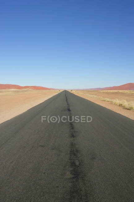 Vista panorámica del camino vacío en el desierto de Namibia - foto de stock