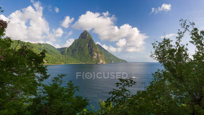 Vista panoramica del paesaggio con Petit Piton, Santa Lucia, Soufriere , — Foto stock