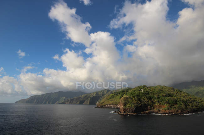 Scenic view of French Polynesia landscape under cloudy sky — Stock Photo