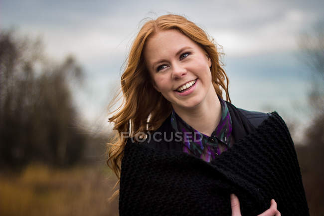 Portrait de femme blonde souriante à l'extérieur — Photo de stock