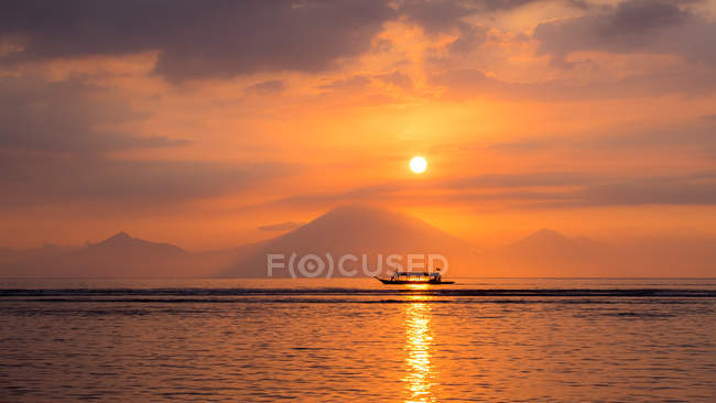 Puesta de sol en Mount Agung, Gili Trawangan, Lombok, Indonesia - foto de stock