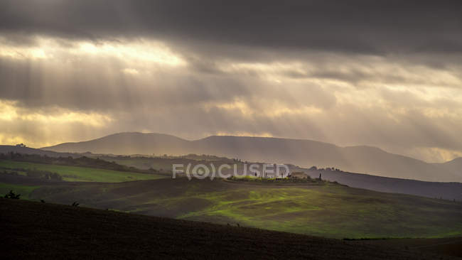 Luce del sole che scorre tra le nuvole, Pienza, Toscana, Italia — Foto stock