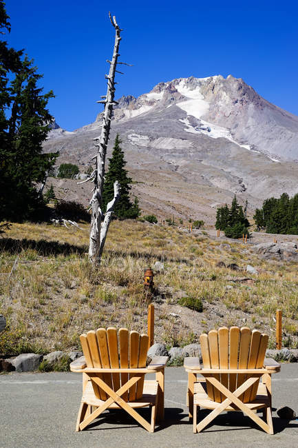 Dos sillas en frente de Mount Hood, Portland, Oregon - foto de stock