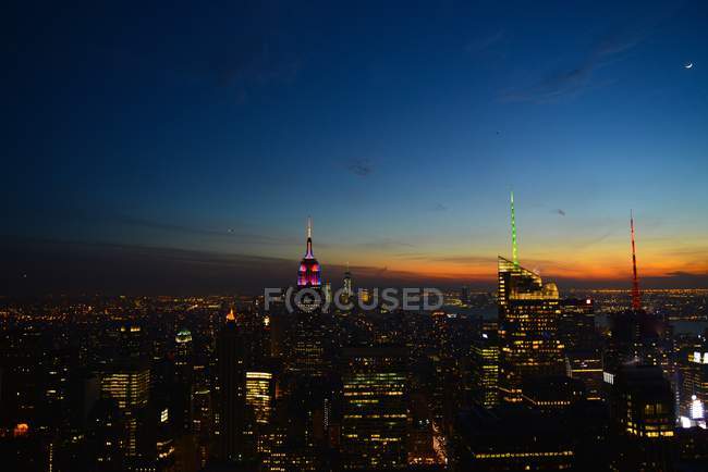 Vista panorámica de la ciudad al atardecer, Nueva York, EE.UU. - foto de stock