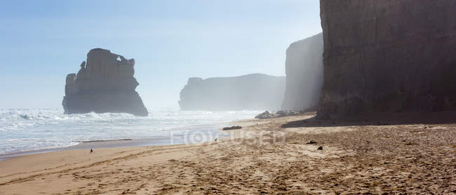 Vista panorámica de formaciones rocosas en el mar, Princetown, Victoria, Australia - foto de stock