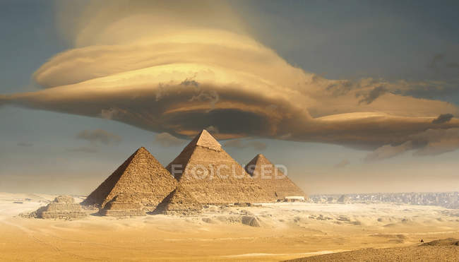 Vista panorámica de la nube de tormenta dramática sobre majestuosas pirámides, Giza, Egipto - foto de stock