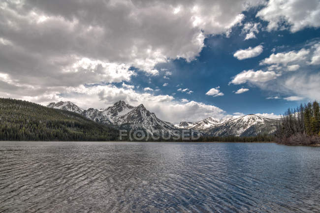 Vista a orillas del lago de las montañas, Desarrollo Forestal Nacional, Idaho, EE.UU. - foto de stock