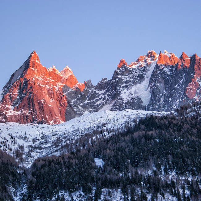 Vista panorámica del paisaje de montañas rojas al atardecer - foto de stock