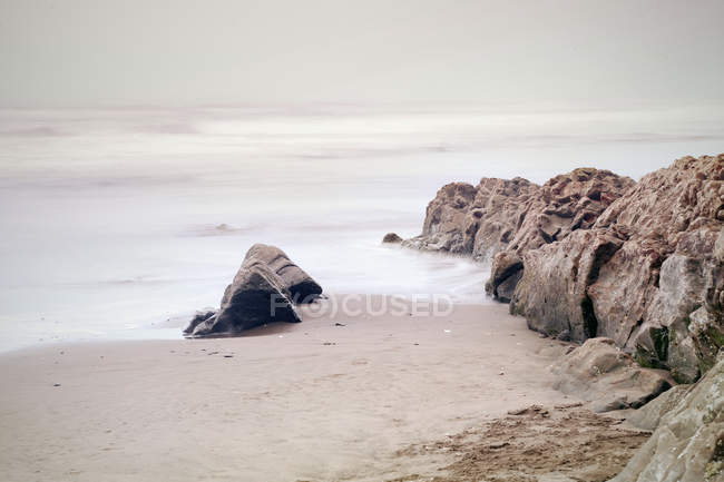 Vista panoramica di rocce sulla spiaggia, San Francisco, California, USA — Foto stock