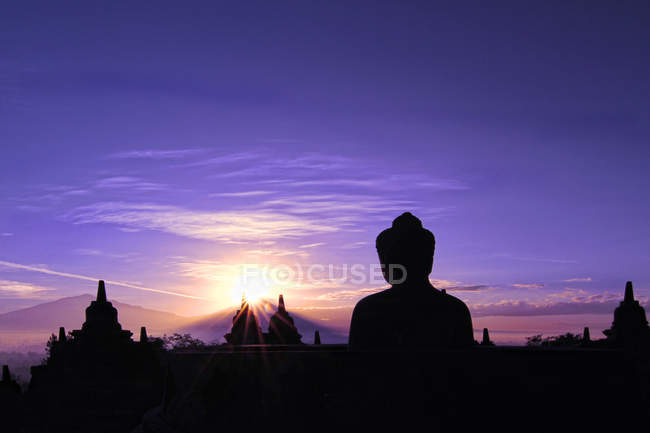 Silhouette du temple Borobudur, Magelang, Java, Indonésie — Photo de stock