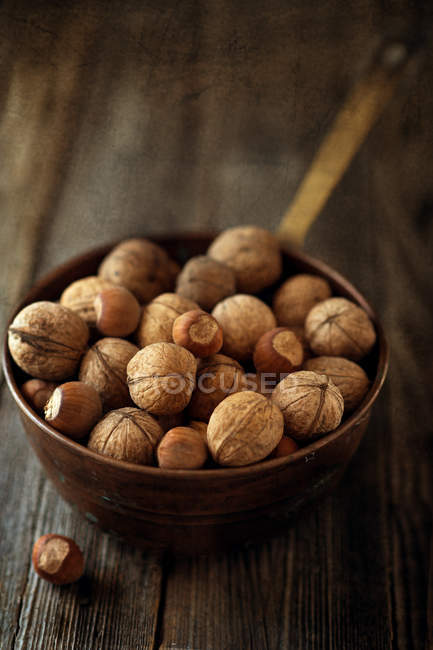 Vue rapprochée des noix dans un bol sur la table — Photo de stock